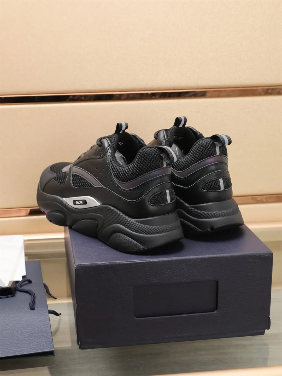 Men's shoes 💰P460💰【Dior】Dior✨ is online at the same time👏 This casual sneaker is a new product in the series and continues Di*r's classic style. The upper is made of original mesh and cow leather, with a two-color textured outsole, and the brand's iconic details on the rear collar and heel to enhance the style. Fashionable and versatile. Wear it with jeans or slacks for a casual look. Size: 38-44 (45 customized)
